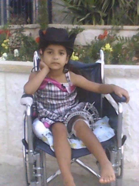 فريق لإنقاذ عائلة في غزة